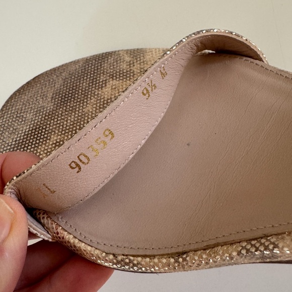 STUART WEITZMAN • Nearlynude Textured-Lamé Sandals In Oro - Picture 11 of 15